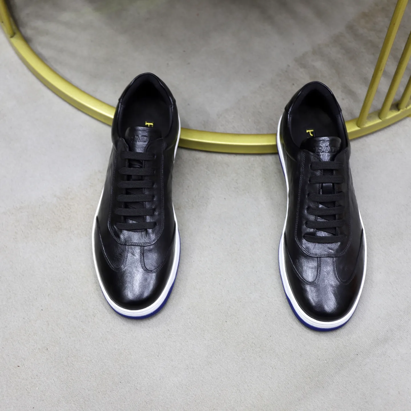 Factory price: 💰640 Prada classic men’s lace-up casual shoes | Imported cowhide upper | Upper stitching layered design, light and breathable | Soft and comfortable | Decorated with PRADA letters on the side | Distinctive sports style, showing the brand style | Lightweight concave and convex pattern rubber soles | Matched with cowhide foot pad lining | Excellent foot feel, fashionable and elegant | Size: 38-44 (45 customized)